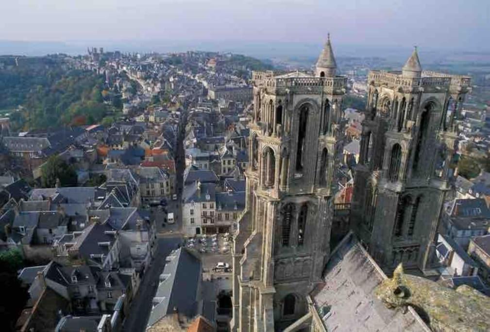 Suite De Charme Au Pied De La Cathedrale Лаон Екстериор снимка