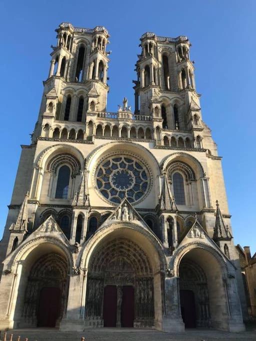 Suite De Charme Au Pied De La Cathedrale Лаон Екстериор снимка
